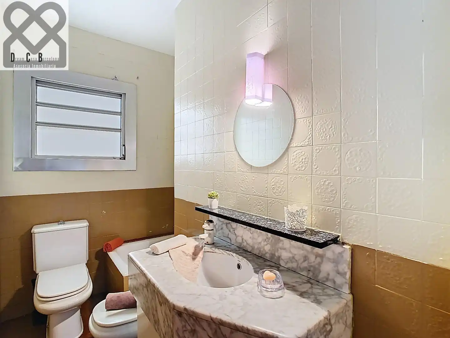 Badezimmer von Dachboden zum Verkauf in Barcelona mit Heizung und Terrasse