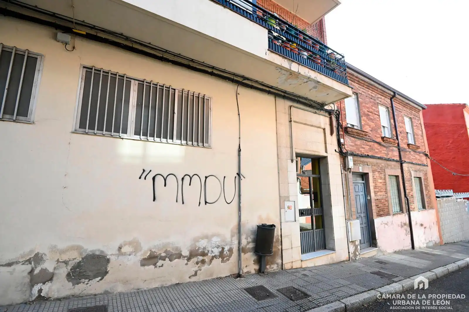 Vista exterior de Piso en venta en León Capital  con Calefacción y Trastero