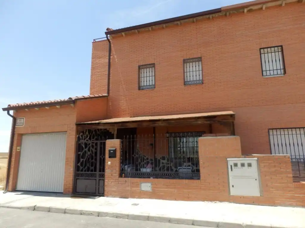 Adossat amb jardí en venda a Chozas de Canales