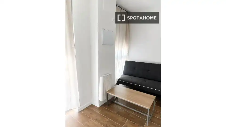 Schlafzimmer von Wohnung zur Miete in Madrid mit Klimaanlage, Heizung und Möbliert