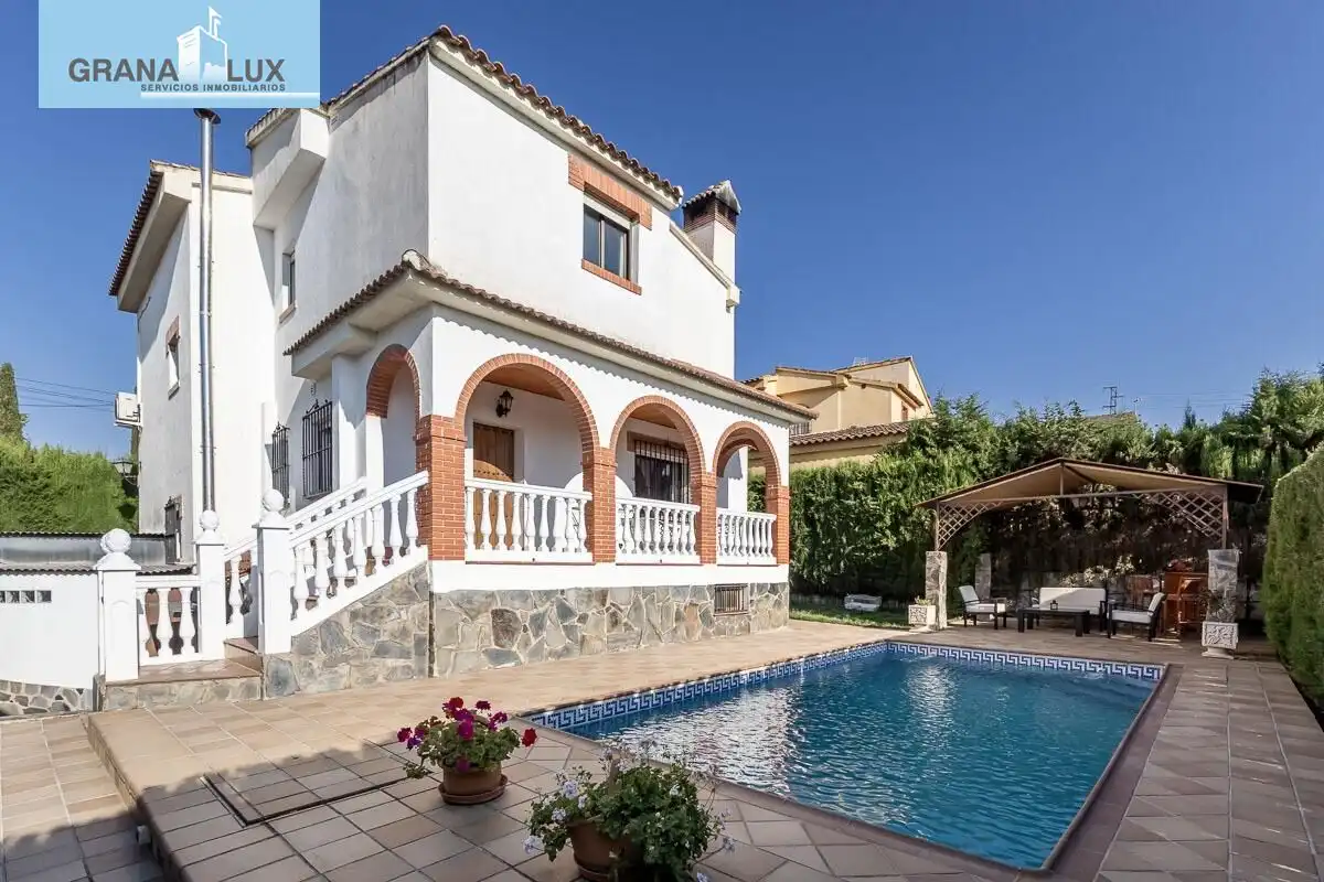 Chalet en venta en CALLE LIRIO