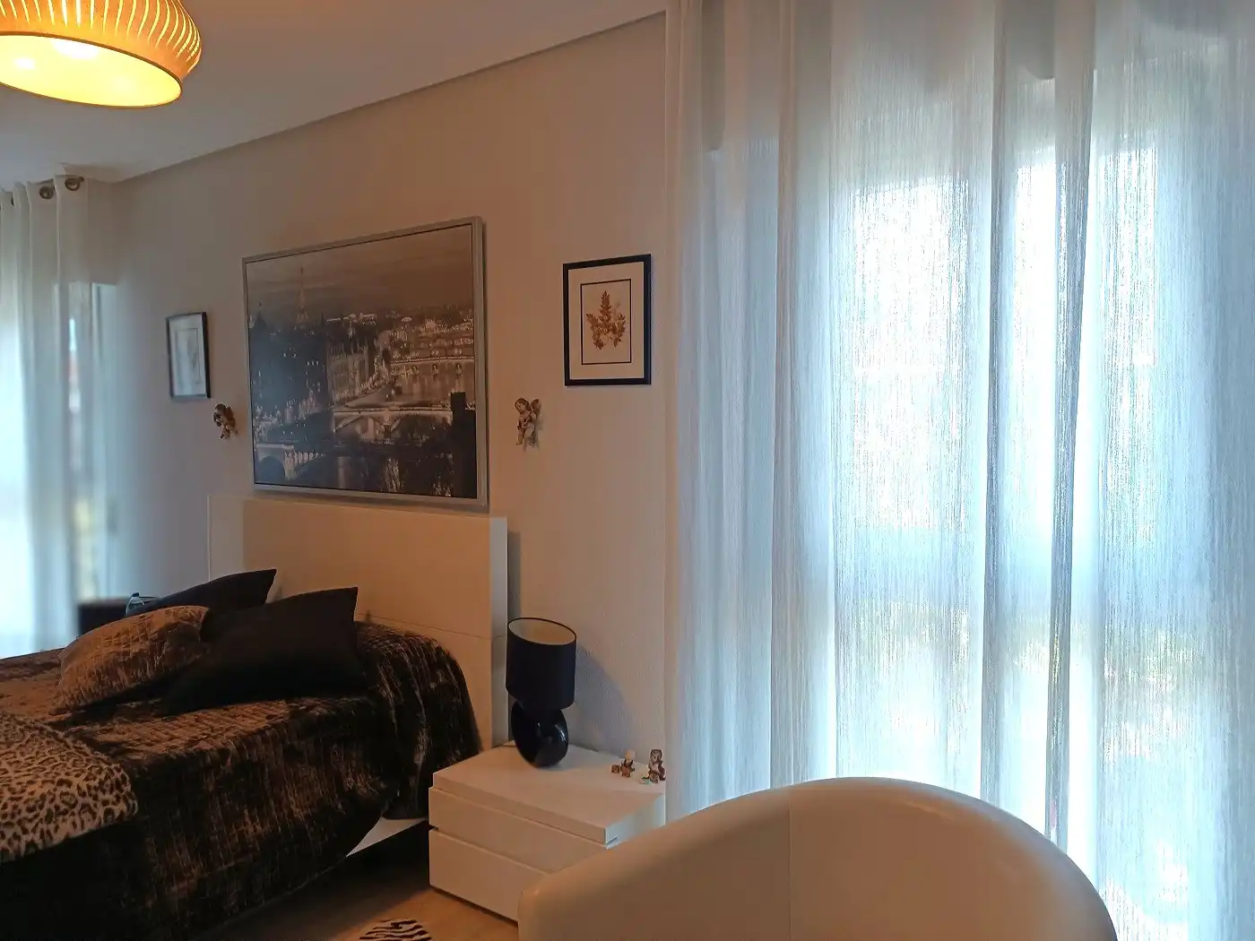 Schlafzimmer von Dachboden zum Verkauf in Sopela mit Heizung, Terrasse und Abstellraum