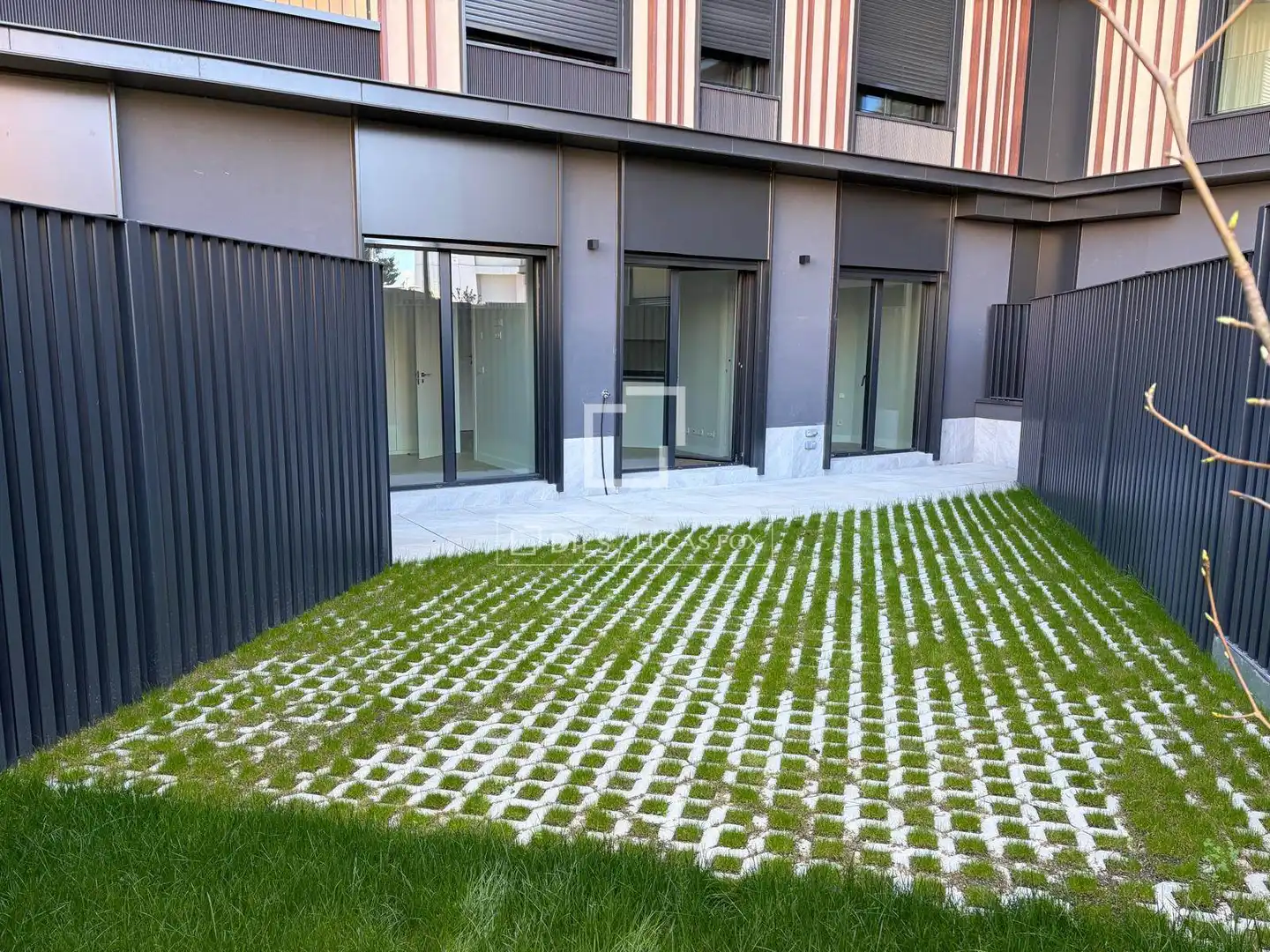 Terrassa de Pis de lloguer en Madrid amb Aire condicionat i Jardí privat
