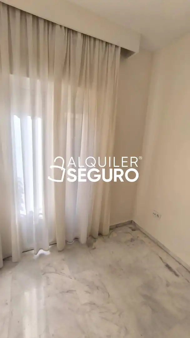 Bedroom of Flat for rent in Sevilla  with Air Conditioner and Furnished