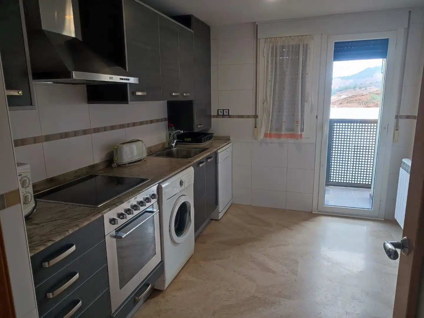 Cuina de Apartament de lloguer en Teruel amb Calefacció, Moblat i Forn