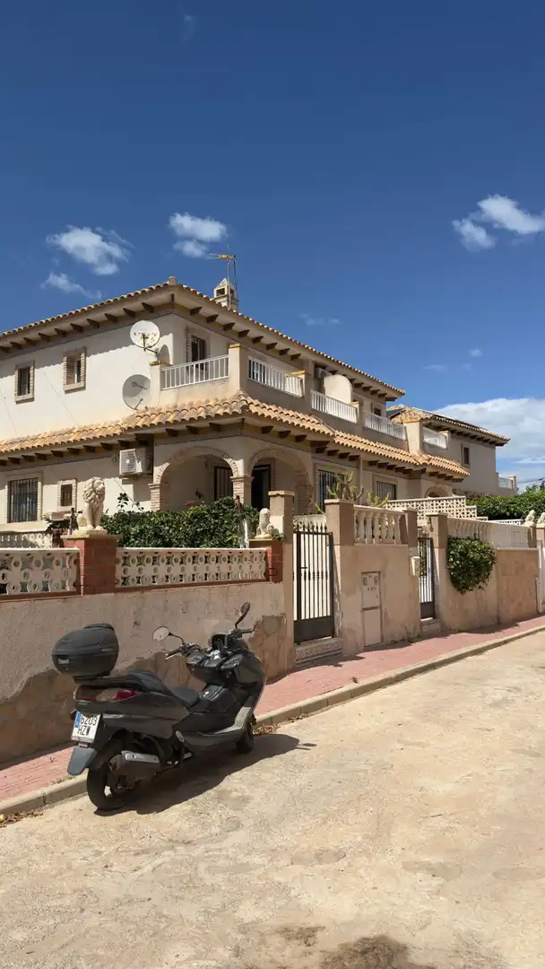 Vista exterior de Casa adosada en venda en Torrevieja