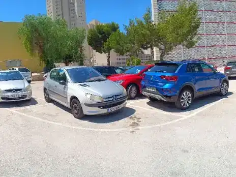 Parkplatz von Wohnungen zur Miete in Benidorm mit Klimaanlage, Schwimmbad und Balkon