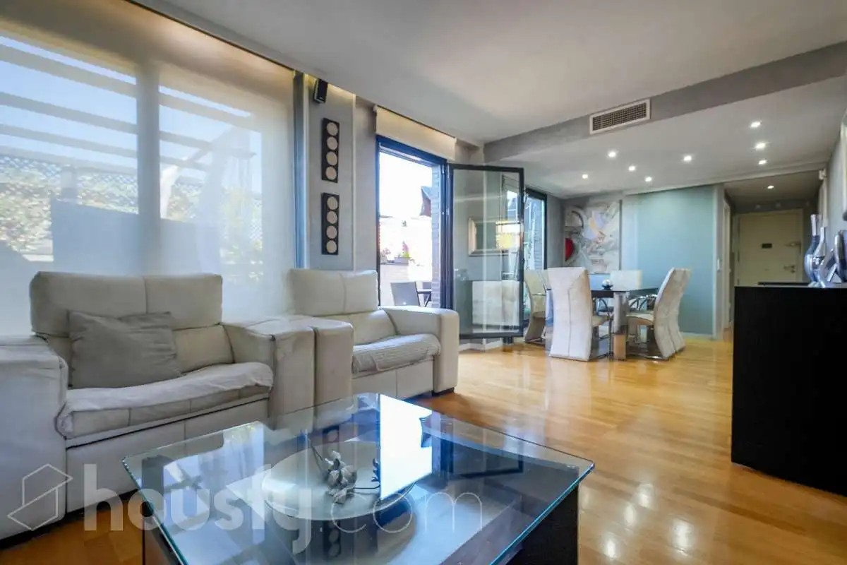 Sala de estar de Ático en venta en Madrid con Terraza, Trastero y Piscina comunitaria