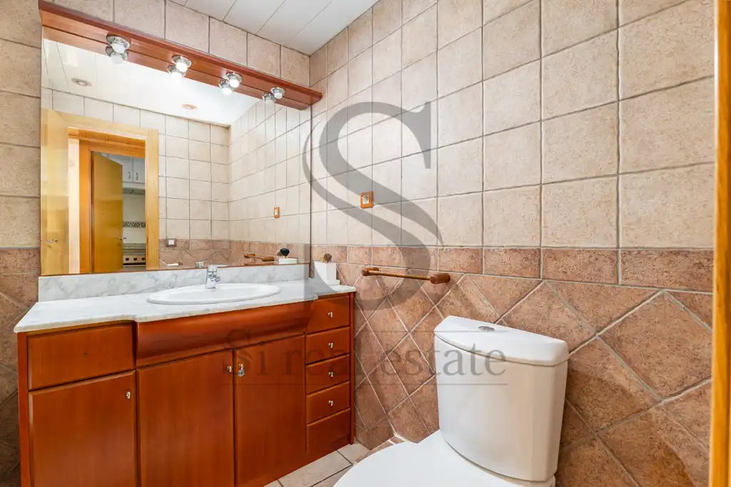 Bathroom of Flat for sale in Barcelona  with Air Conditioner and Parquet flooring