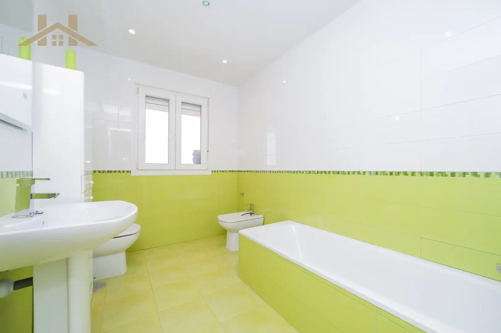 Bany de Casa o xalet en venda en Arroyomolinos (Madrid) amb Aire condicionat, Calefacció i Jardí privat