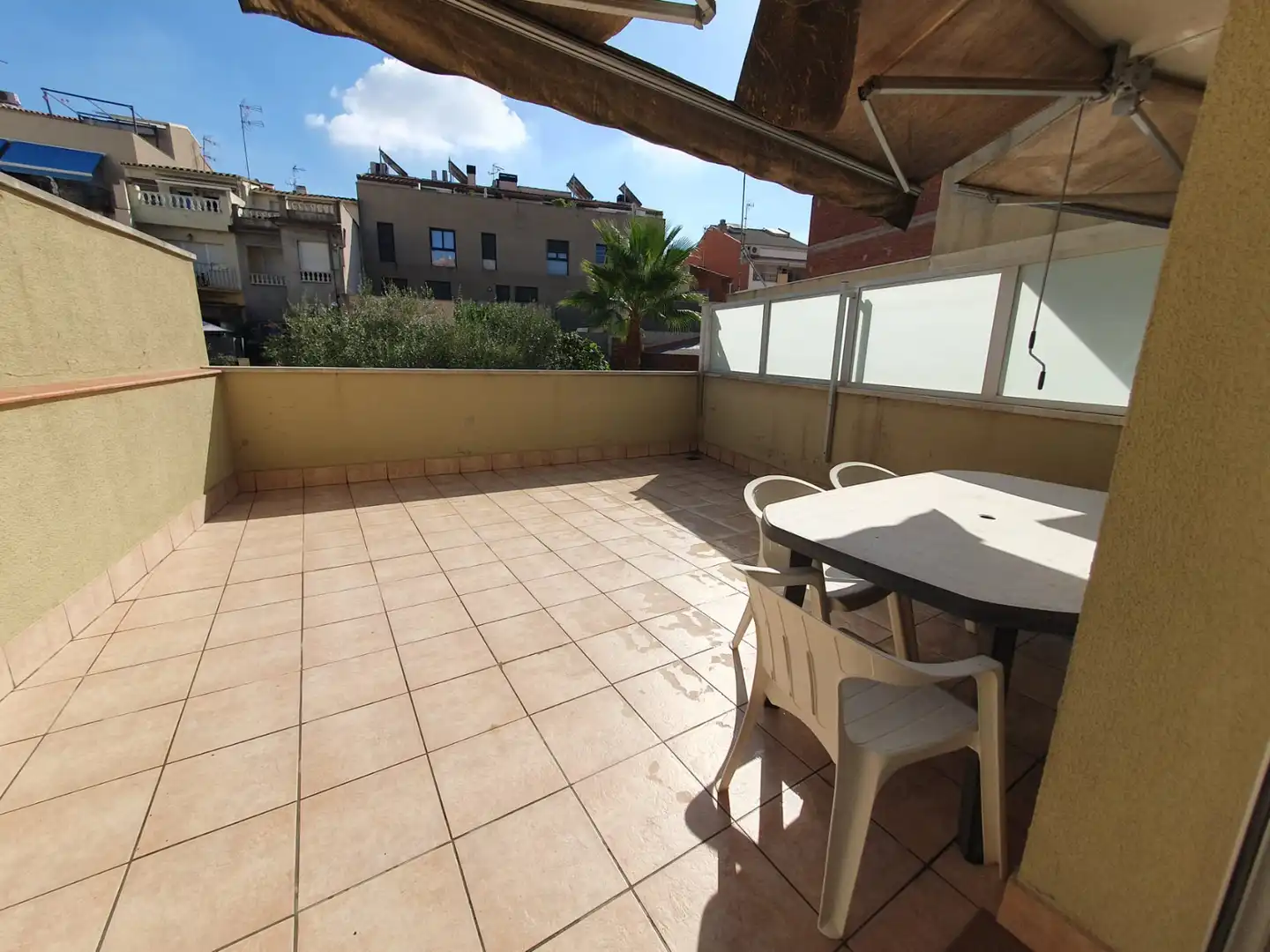 Appartamento con terrazza in affitto a Carrer de Faraday