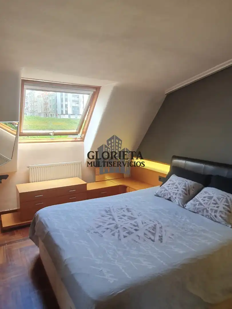 Schlafzimmer von Dachboden zum Verkauf in Vigo  mit Klimaanlage, Heizung und Parkett
