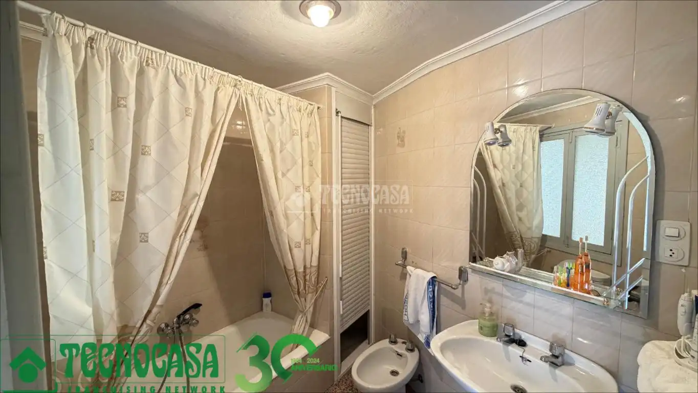 Baño de Casa adosada en venta en Alcázar de San Juan con Jardín privado y Balcón