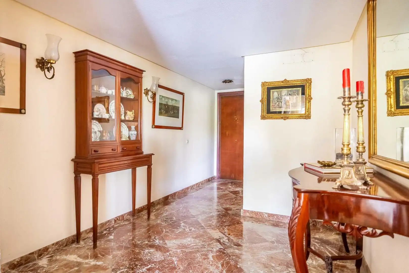 Wohnung zum Verkauf in Sevilla mit Klimaanlage, Privatgarten und Terrasse