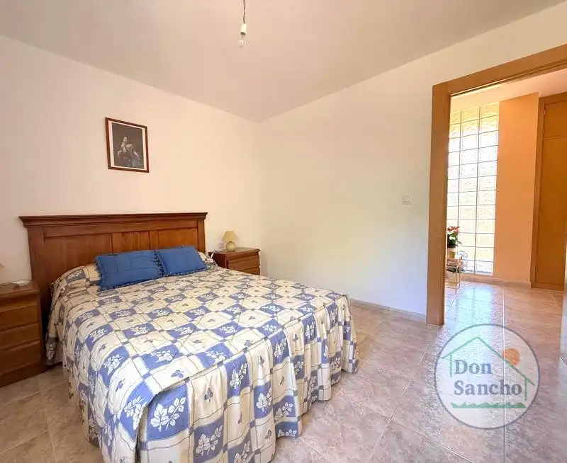 Dormitori de Casa o xalet en venda en Viana de Cega amb Calefacció, Terrassa i Traster