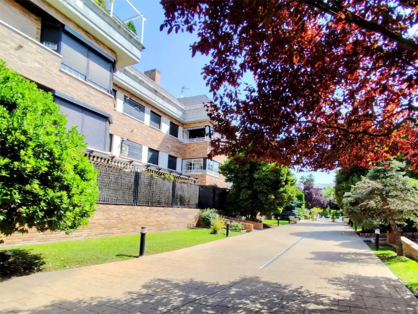 Vista exterior de Pis en venda en Las Rozas de Madrid amb Aire condicionat i Piscina