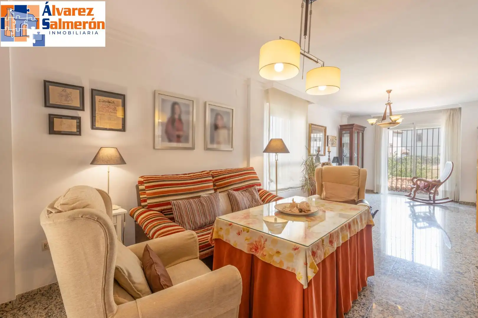 Sala d'estar de Casa o xalet en venda en La Zubia amb Calefacció, Jardí privat i Terrassa