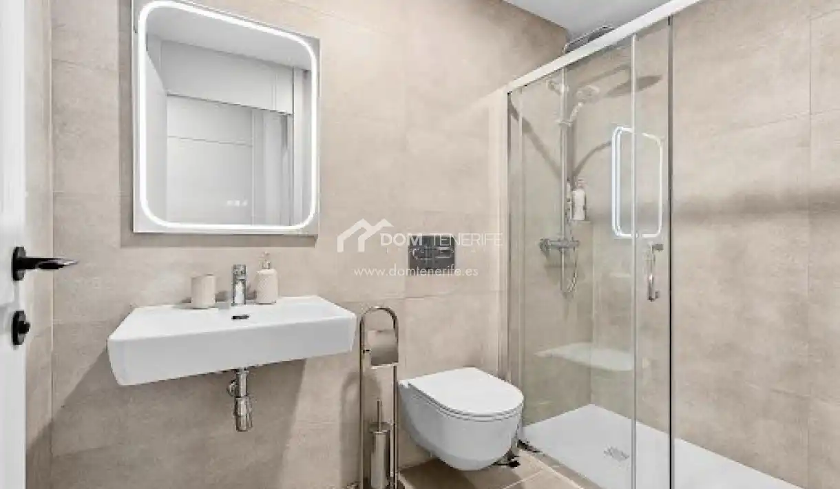 Baño de Piso en venta en Adeje con Aire acondicionado, Terraza y Trastero
