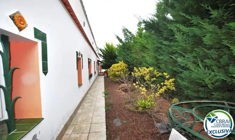 Garten von Einfamilien-Reihenhaus zum Verkauf in Roses mit Heizung