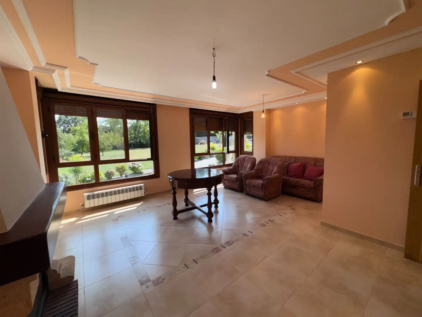 Sala d'estar de Casa o xalet en venda en Siero amb Calefacció, Jardí privat i Terrassa