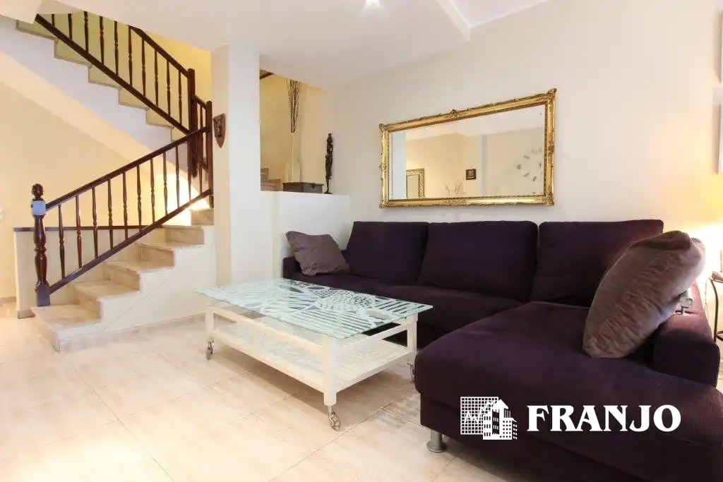 Sala de estar de Casa adosada en venta en Sabadell con Aire acondicionado, Calefacción y Jardín privado
