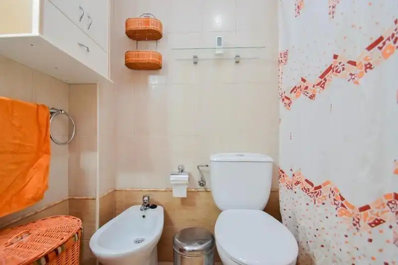 Bany de Casa o xalet en venda en Alhendín amb Jardí privat, Terrassa i Piscina comunitària
