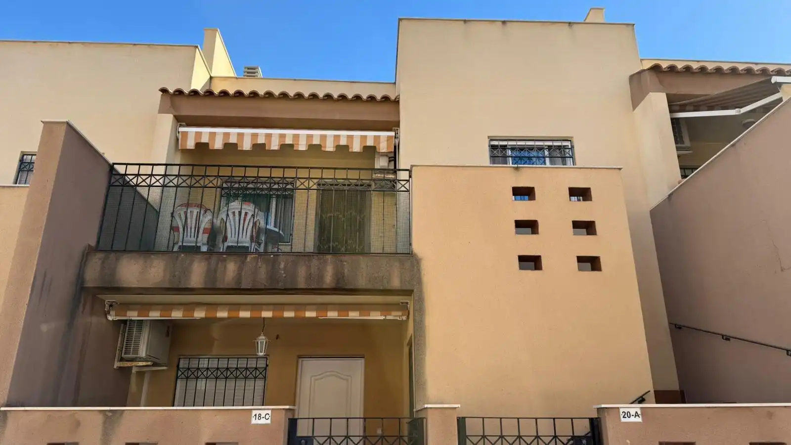 Vista exterior de Dúplex en venta en San Pedro del Pinatar con Terraza, Amueblado y Piscina comunitaria