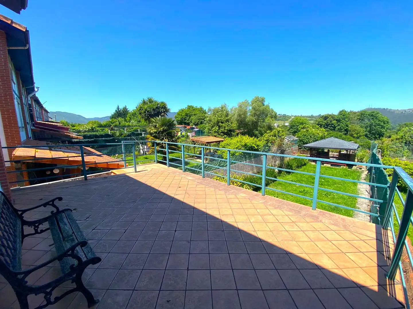 Terrasse von Einfamilien-Reihenhaus zum Verkauf in Castro-Urdiales mit Heizung, Privatgarten und Parkett