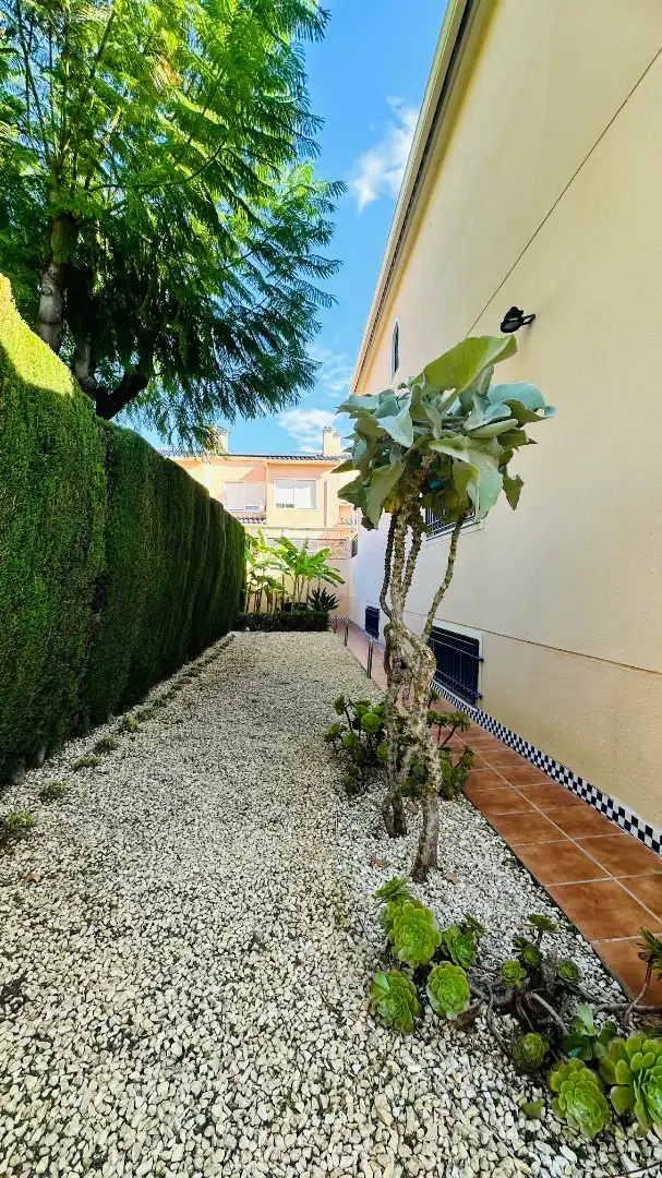 Jardí de Casa adosada en venda en Benalúa - Babel
