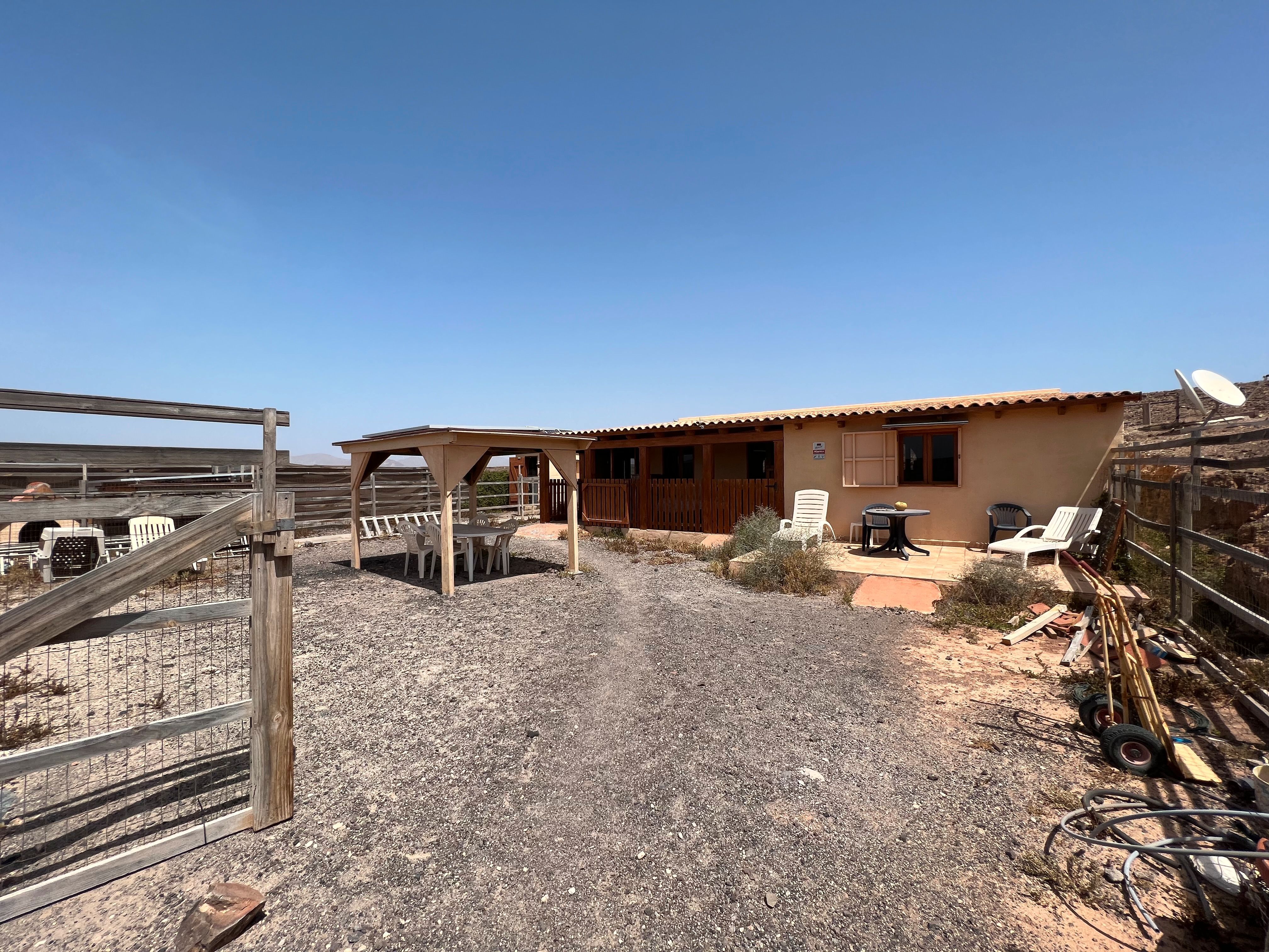 Vista exterior de Finca rústica en venda en Tuineje amb Jardí privat, Terrassa i Traster