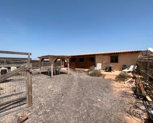 Außenansicht von Country house zum verkauf in Tuineje mit Terrasse