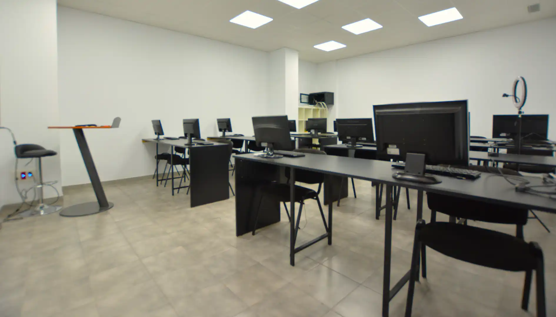 Commercial properties for sale in Alcalá de Guadaira  with Air Conditioner, Heating and Internet