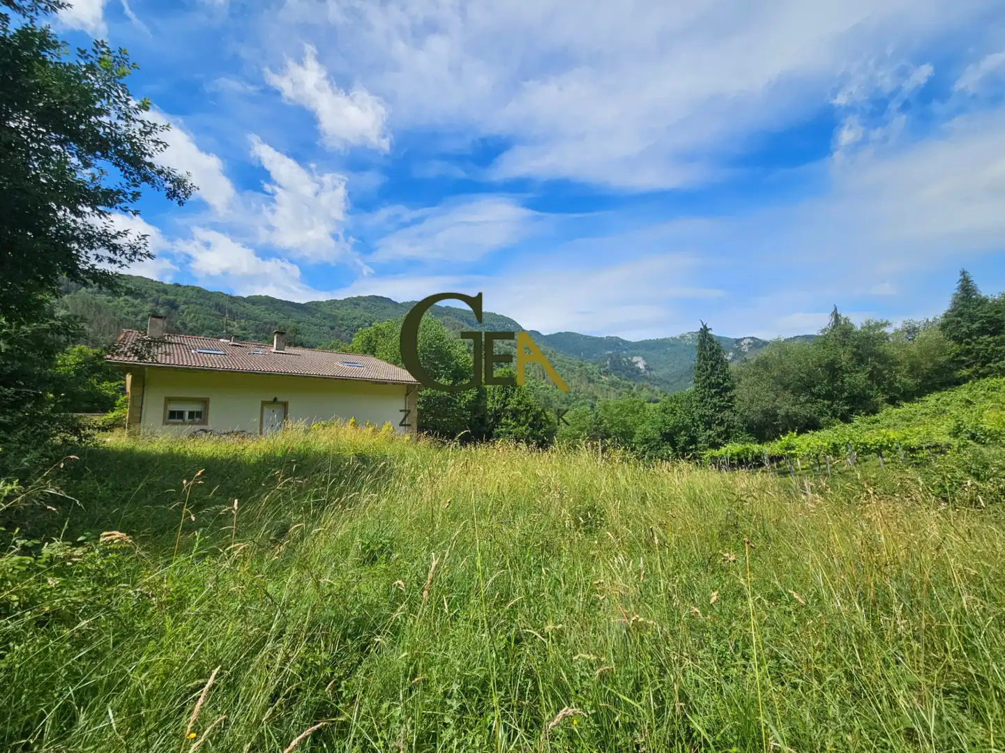 Einfamilien-Reihenhaus zum Verkauf in Alkiza mit Heizung, Privatgarten und Terrasse