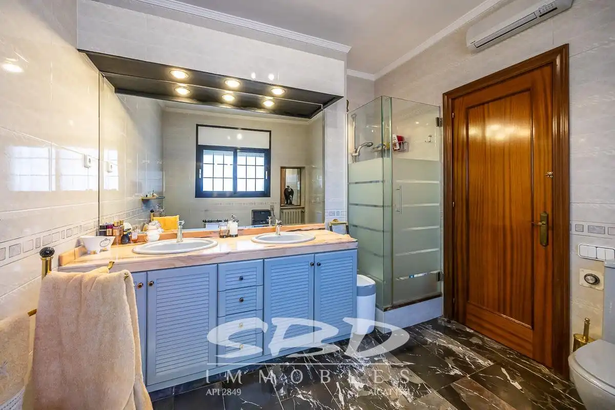 Bany de Casa o xalet en venda en Barberà del Vallès amb Aire condicionat, Calefacció i Terrassa