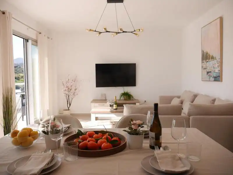 Sala de estar de Apartamento de alquiler en Estepona con Aire acondicionado, Terraza y Piscina