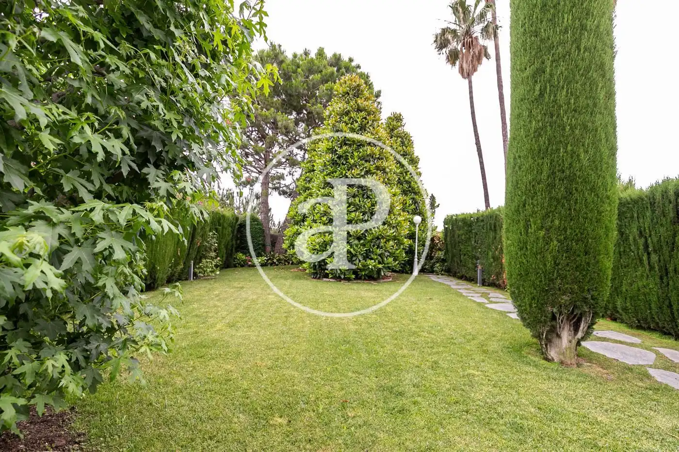 Garten von Einfamilien-Reihenhaus zum Verkauf in Barcelona mit Klimaanlage, Heizung und Privatgarten