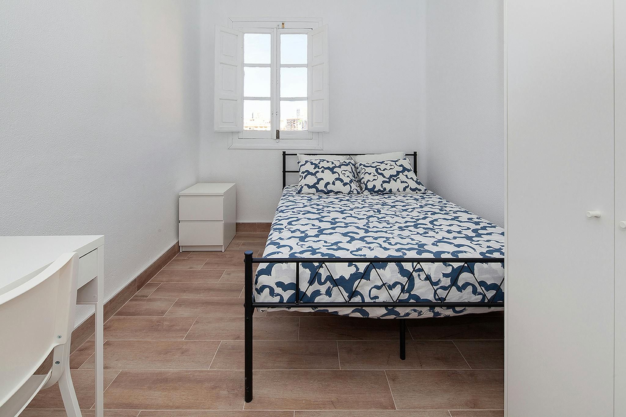 Bedroom of Flat for share in  Sevilla Capital  with Air Conditioner, Furnished and Washing machine