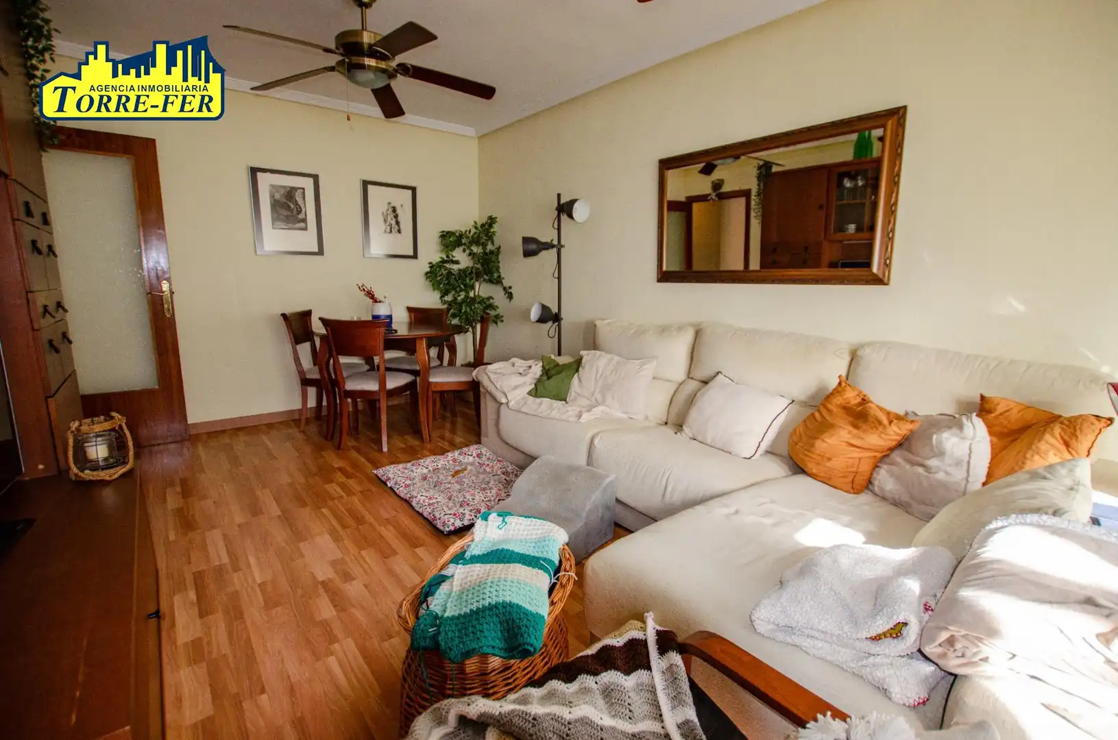 Wohnzimmer von Wohnung zum Verkauf in Almería mit Klimaanlage und Heizung