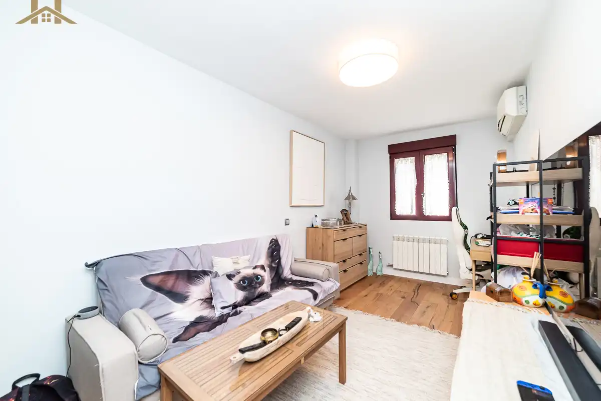 Habitación de Dúplex en venta en Leganés con Aire acondicionado, Calefacción y Jardín privado