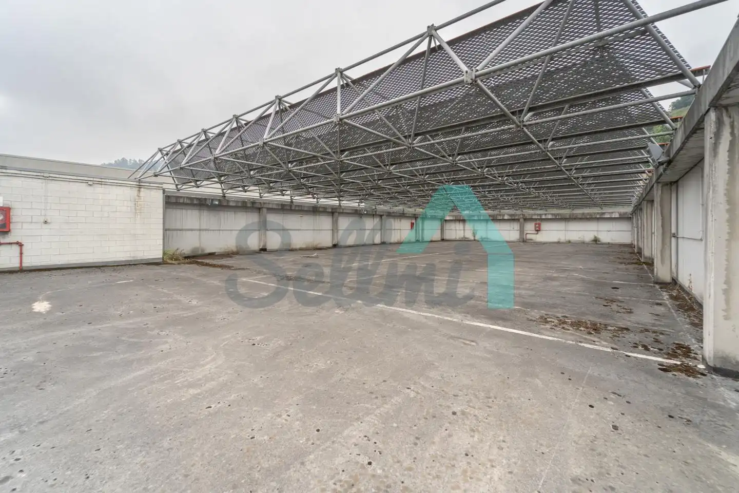 Vista exterior de Nave industrial en venta en Oviedo 