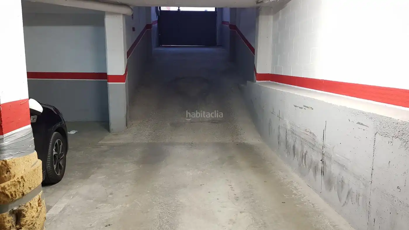 Motorbike to rent in Carrer Juan Sebastián Elcano 9, imagen 5