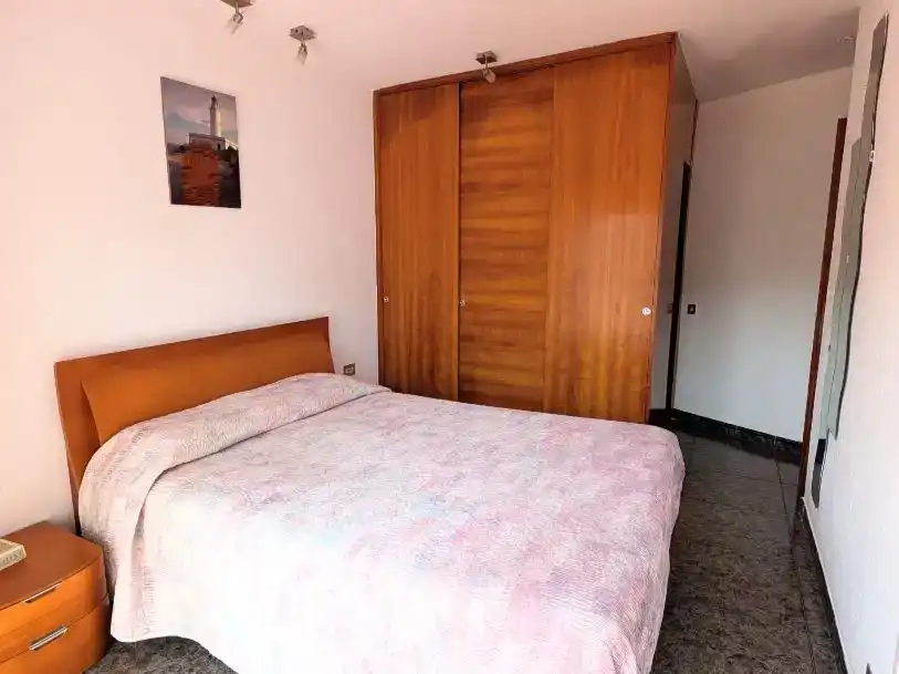Habitación de Piso en venta en Santa Coloma de Gramenet con Trastero y Balcón