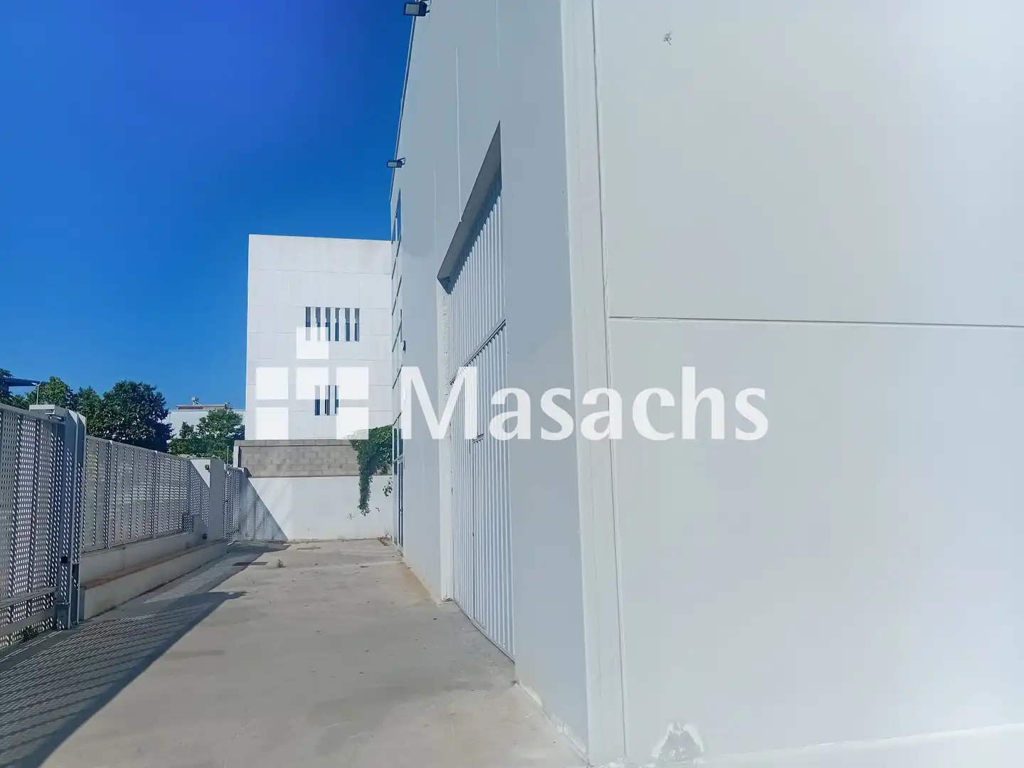 Vista exterior de Nau industrial en venda en Vilanova i la Geltrú amb Alarma