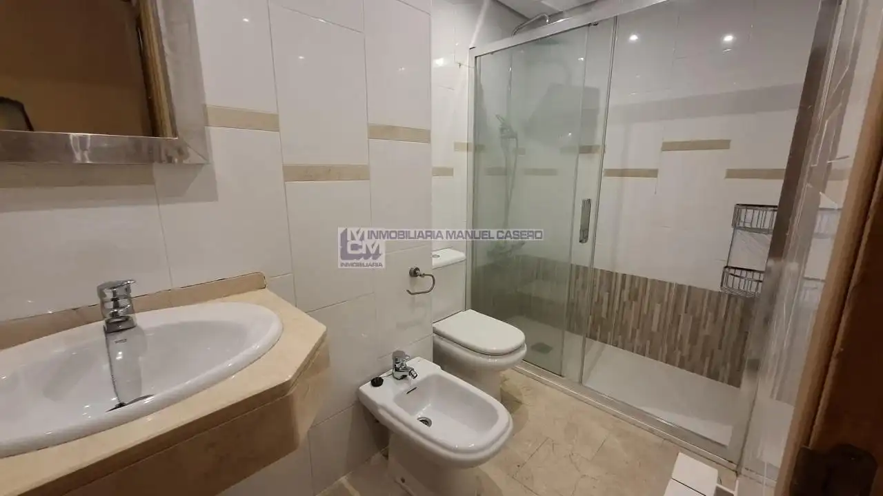 Baño de Ático en venta en Cáceres con Calefacción, Terraza y Trastero