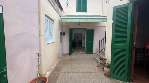 Amplia casa adosada con potencial para renovar en el corazón de Petra.