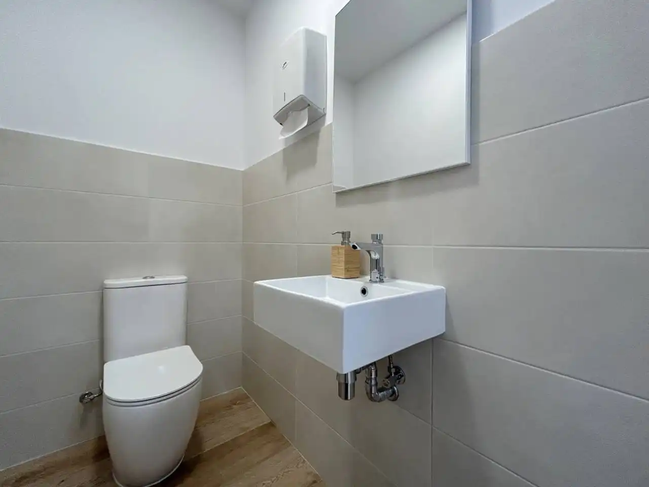 Badezimmer von Büro zur Miete in Sant Salvador de Guardiola mit Klimaanlage und Alarm