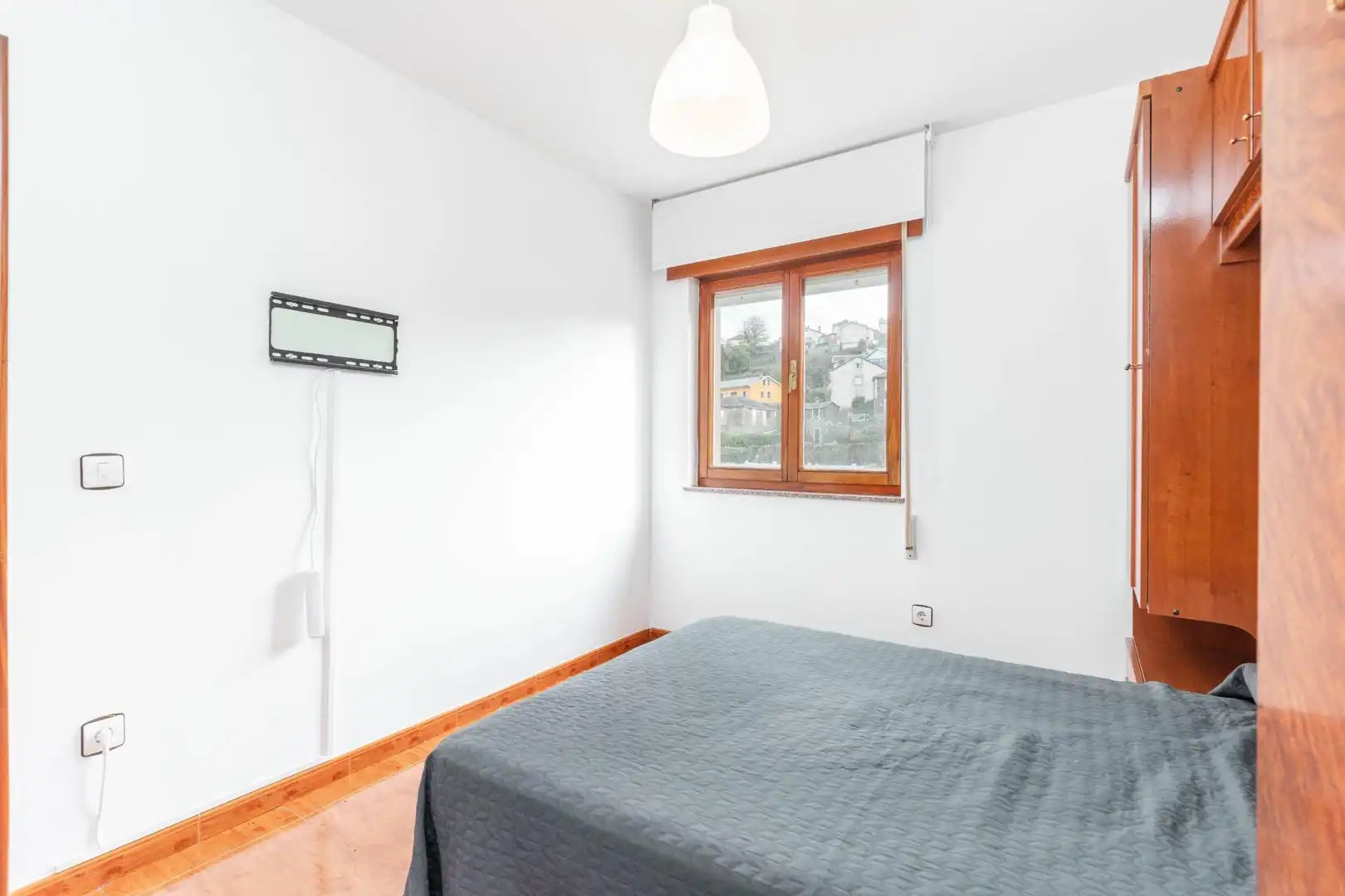 Dormitori de Casa o xalet en venda en Coaña amb Calefacció, Jardí privat i Moblat