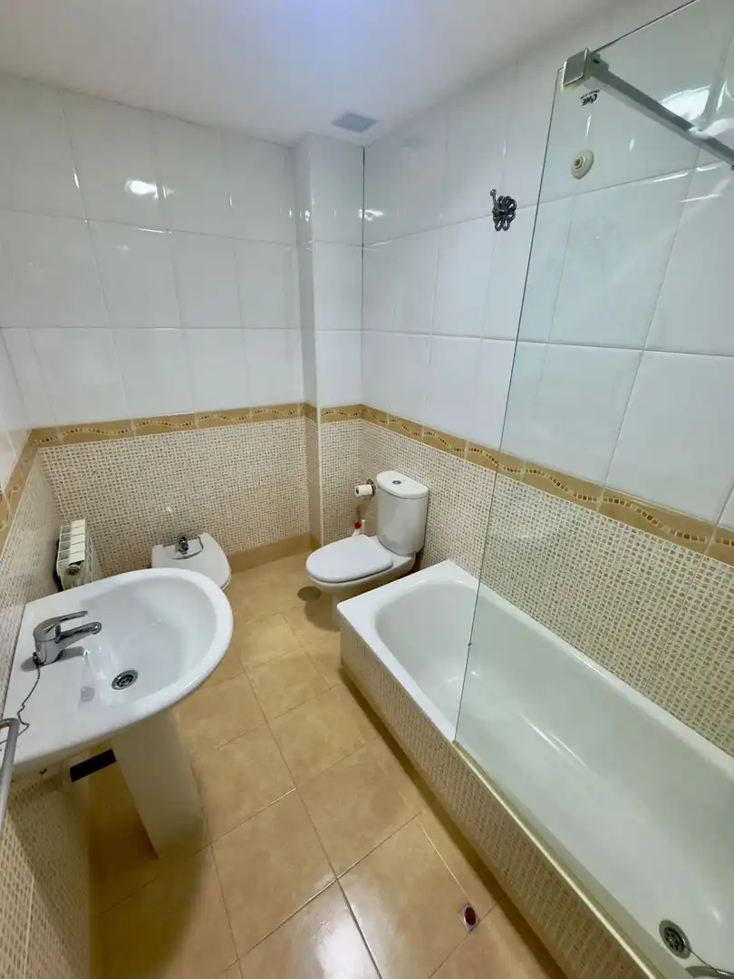 Badezimmer von Wohnung zum Verkauf in Valdepeñas mit Heizung, Parkett und Balkon
