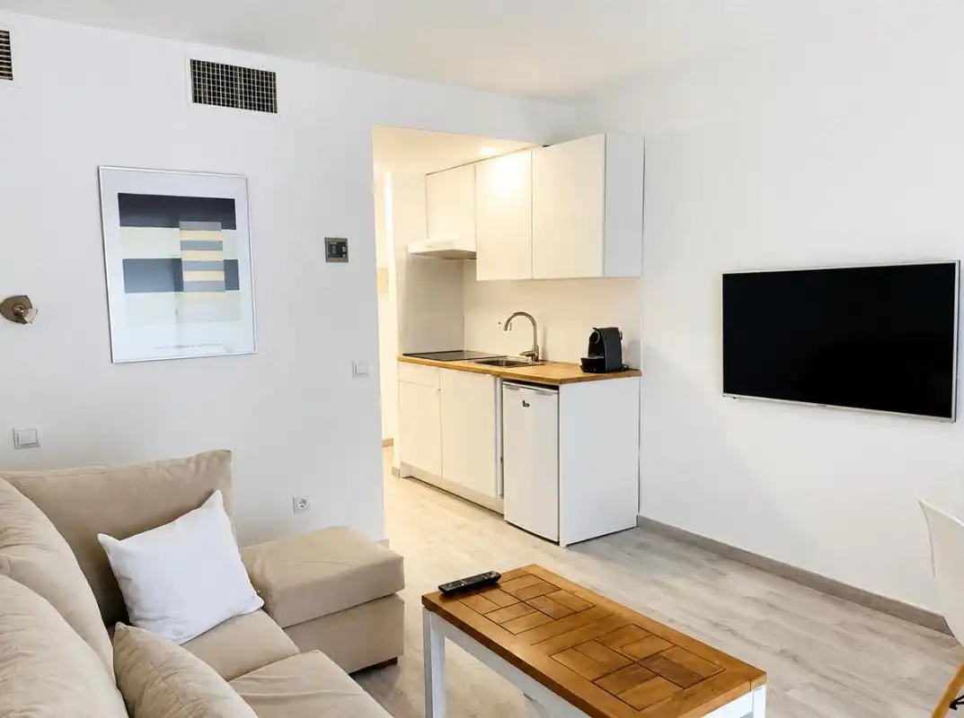 Wohnzimmer von Erdgeschoss zum Verkauf in Santa Eulària des Riu mit Klimaanlage, Heizung und Privatgarten