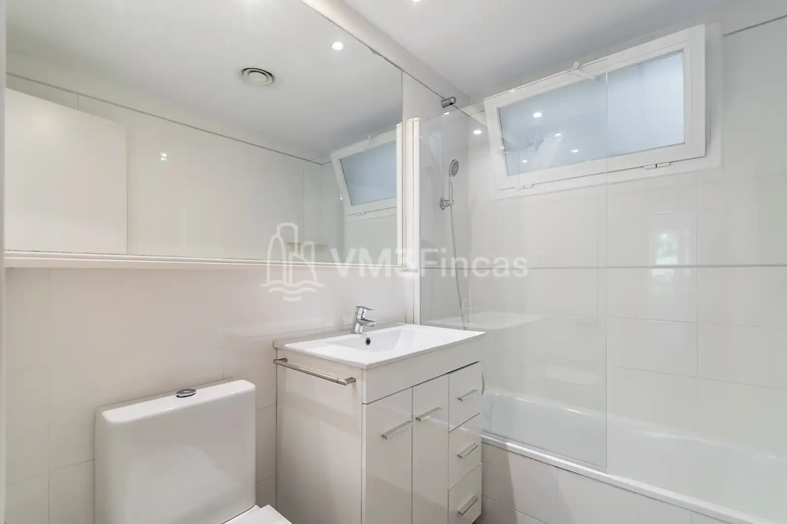 Badezimmer von Wohnung zur Miete in Barcelona mit Klimaanlage, Heizung und Parkett